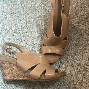 AEROSOLES Tan Wedge Sandals with Open-Toe Design
